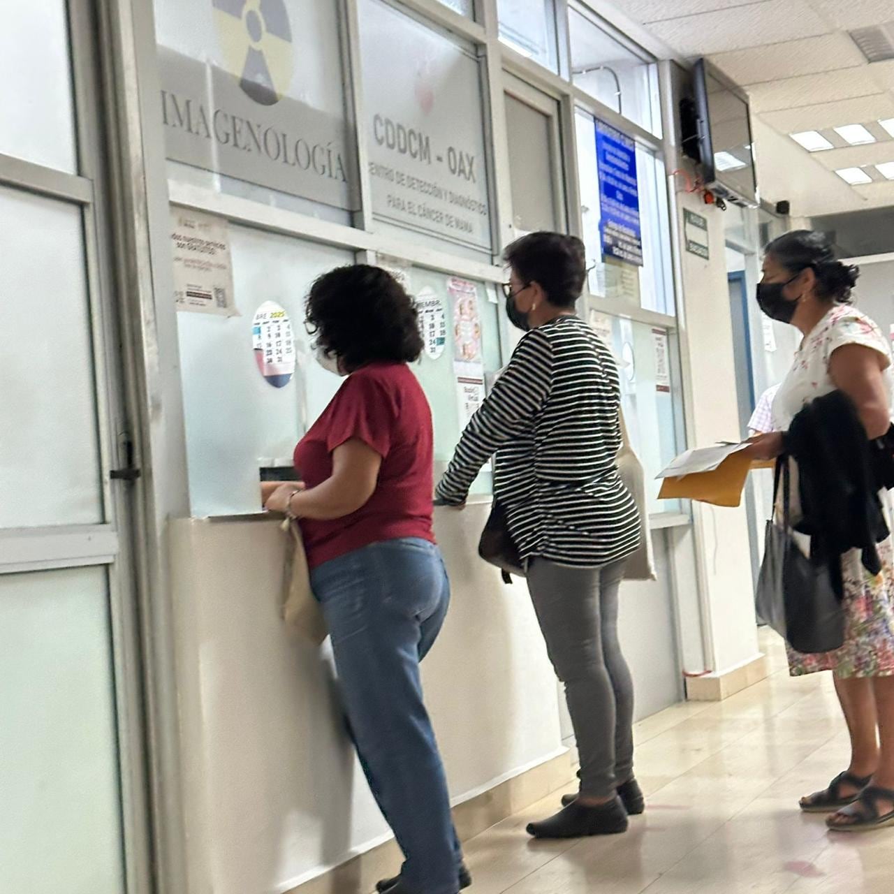 En el área de hemodiálisis del hospital, el instituto está ejecutando acciones como el cambio de acabados en pisos. Foto: Cortesía/ISSSTE.