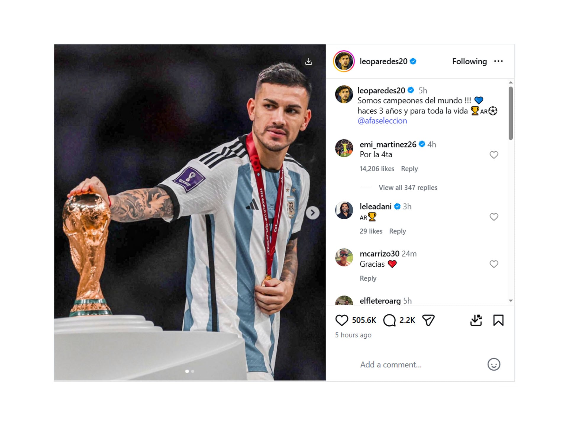 Leandro Paredes tocando la Copa del Mundo en Qatar
