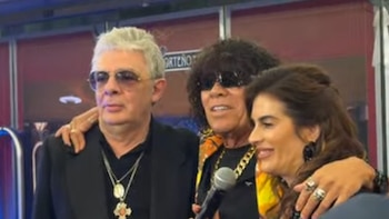 La impactante entrada de La Mona Jiménez y Juanse a los Martín Fierro de la Música a bordo de un auto descapotable