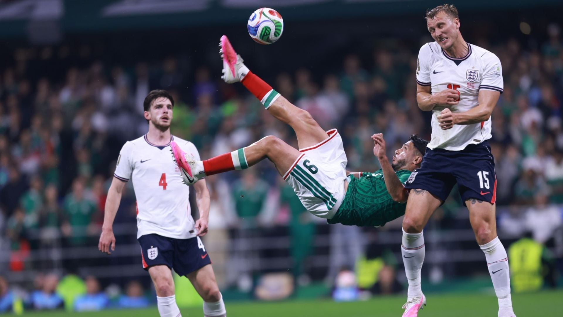 CIUDAD DE MÉXICO, 05JULIO2026.- El delantero mexicano Raúl Jiménez intenta un tiro de chilena a la salida del inglés Dan Burn durante el partido de fútbol entre las selecciones de México vs Inglaterra correspondiente a la fase de 8vos de final de la Copa Mundial de la FIFA 2026, en el Estadio Ciudad de México. FOTO: EDGAR NEGRETE LIRA/CUARTOSCURO.COM