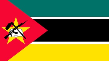La bandera de Mozambique destaca