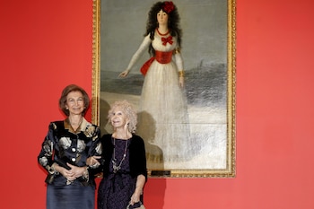 Fotografía de archivo, tomada en 2012, de la Duquesa de Alba, Cayetana Fitz-James Stuart y Silva, acompañada de la reina Sofía, ante el cuadro 'Retrato de la Duquesa de Alba de blanco', del pintor Francisco de Goya. (EFE/JunJo).
