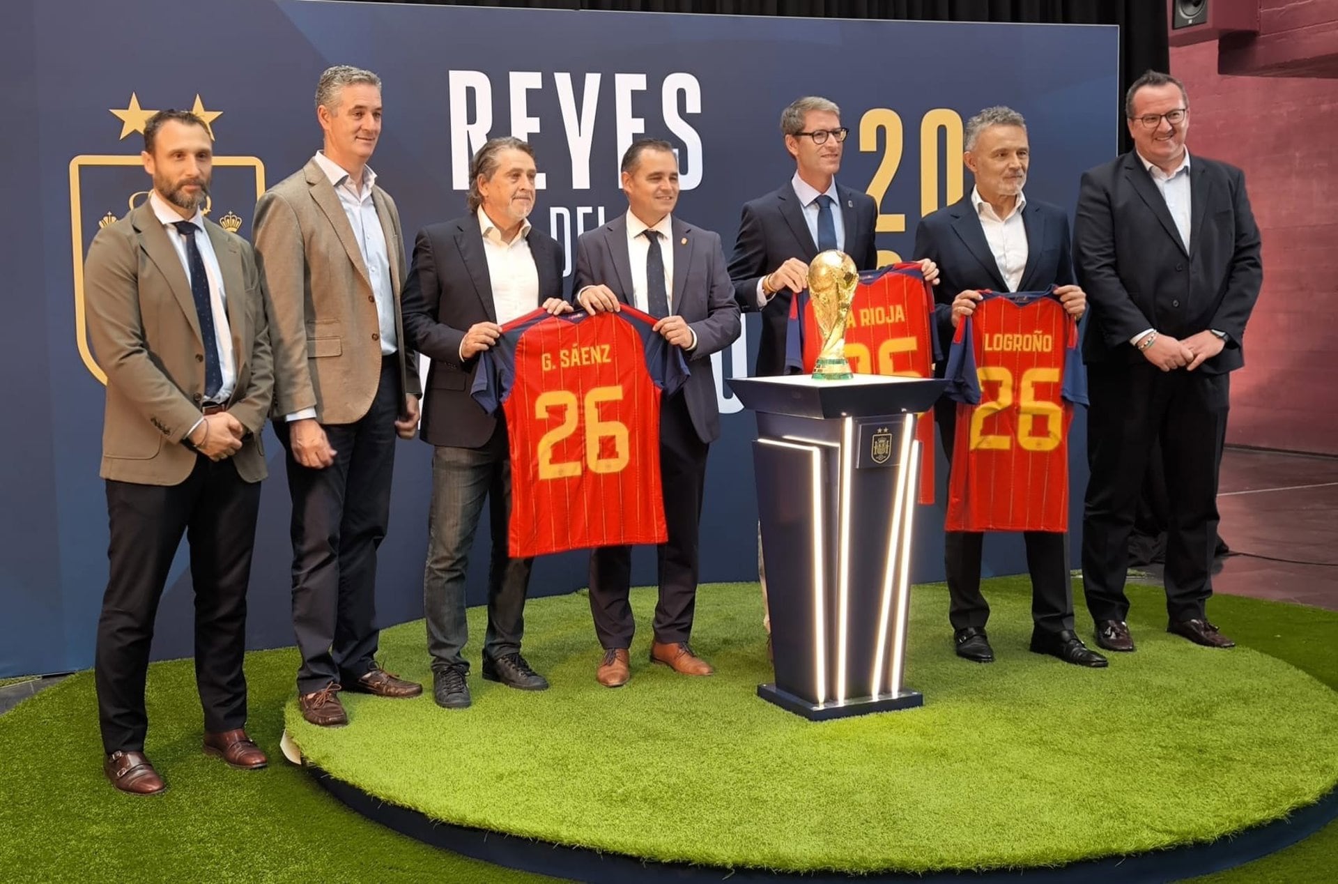 15/10/2026 Autoridades junto a la Copa del Mundo en la exposición