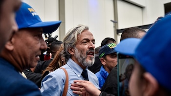 Hombre iba grabando recorrido de Juan Daniel Oviedo en Pasto y lo ‘boletearon’ por llevar un sticker de Abelardo de la Espriella: “Periodicazo”