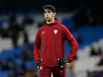 Bono, arquero del Sevilla, se