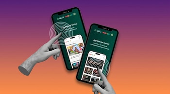 Dos smartphones oscuros con pantallas verdes que muestran la 'App México Invita' son operados por dos manos en blanco y negro, sobre un fondo degradado de morado a naranja.