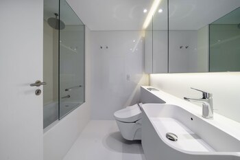 La bañera e inodoro cuentan