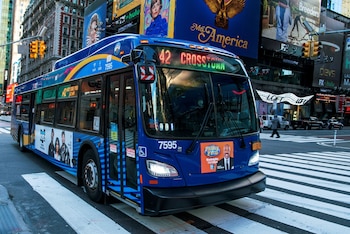 Nueva York amplió las multas con cámaras automáticas en rutas de autobús y sumó las líneas M7, Q10 y Q80 al sistema ACE de la MTA (REUTERS)