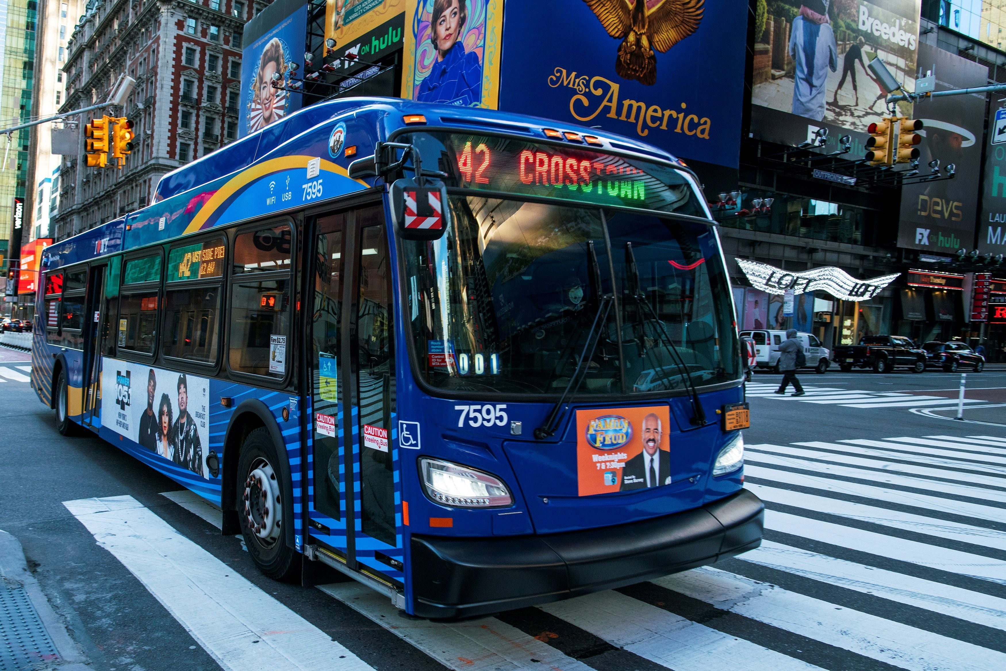 Nueva York amplió las multas con cámaras automáticas en rutas de autobús y sumó las líneas M7, Q10 y Q80 al sistema ACE de la MTA (REUTERS)