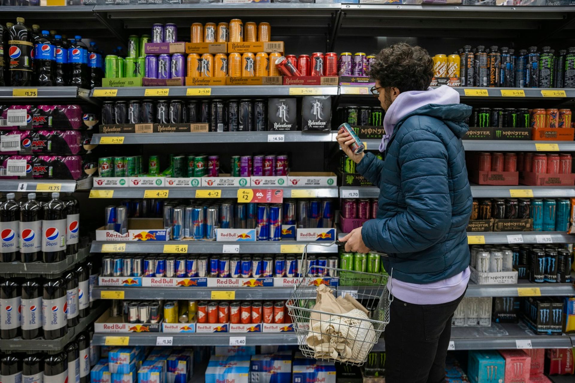 Un joven mira la sección de bebidas energéticas en el supermercado
(SOLSTOCK / Europa Press)
