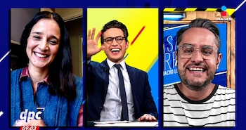 Tres personas sonriendo en una pantalla dividida. Julieta Venegas a la izquierda, un hombre en traje al centro y un hombre con barba y gafas a la derecha