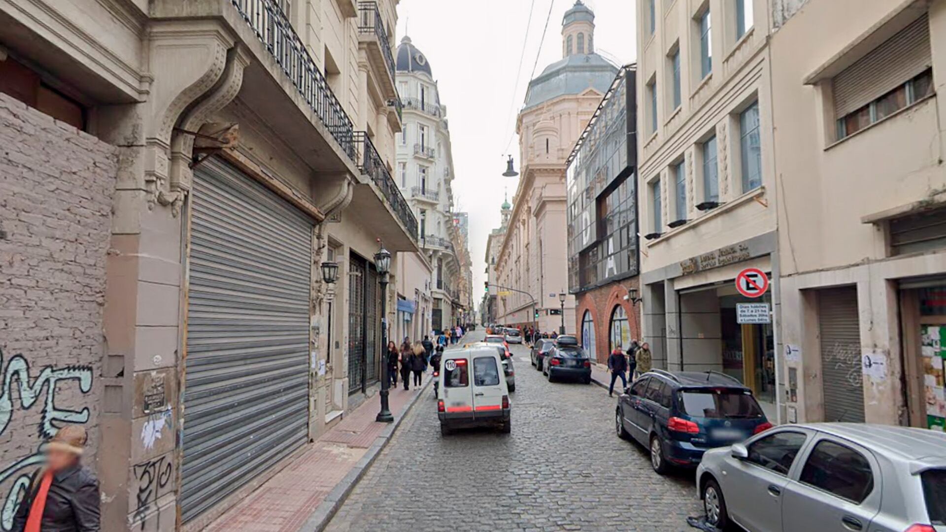 El hostel se encuentra sobre la calle Defensa