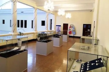 La muestra reúne monedas, medallas, estampillas, postales y documentos históricos sobre la evolución del Callao entre fines del siglo XIX e inicios del XX.