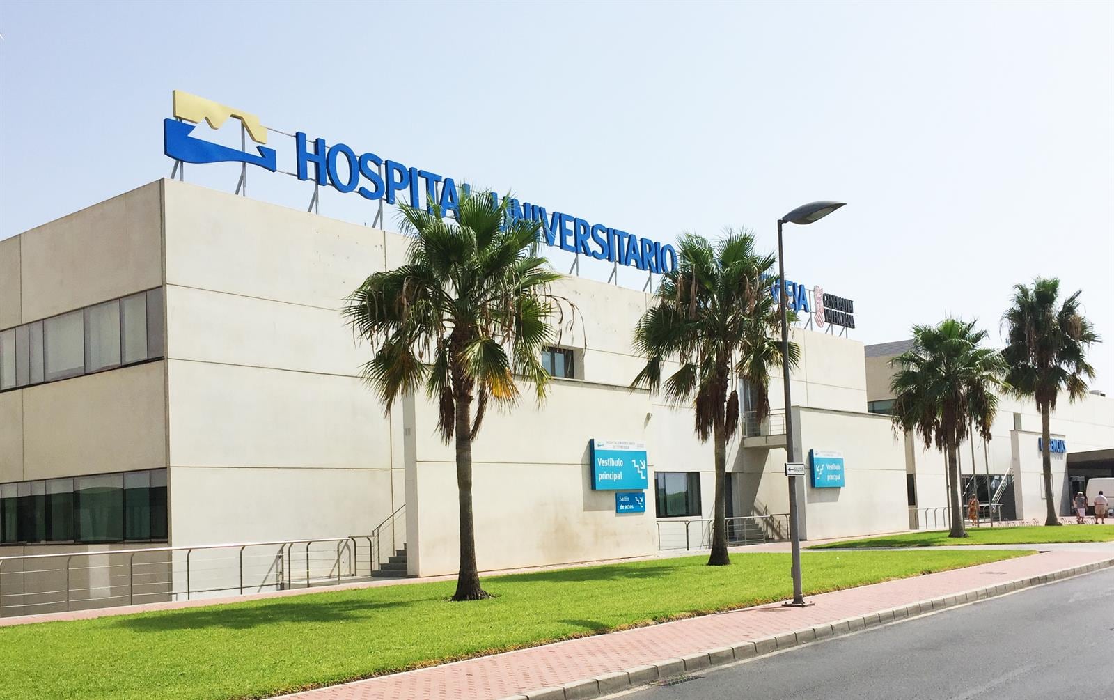 El incendio del Hospital de Torrevieja (Alicante) se produjo cuando un paciente que llevaba una bombona de oxígeno encendió un cigarro El incendio del Hospital de Torrevieja (Alicante) se produjo cuando un paciente que llevaba una bombona de oxígeno encendió un cigarro