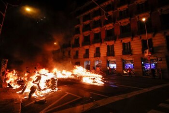 Una motocicleta arde durante la