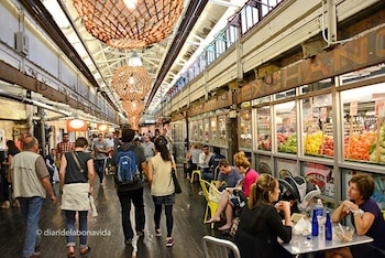 El mercado gastronómico recibe alrededor de seis millones de visitantes al año y es uno de los espacios culinarios más concurridos de Nueva York.
