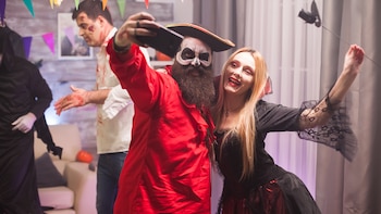 El verdadero peligro de Halloween puede estar en el maquillaje que usas: expertos alertan del riesgo de algunos cosméticos para la piel y los ojos