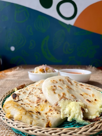 Pupusas tradicionales servidas con curtido
