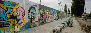 Restos del antiguo Muro de Berlín cubiertos de graffiti en el Mauerpark (Parque del Muro) de Berlín