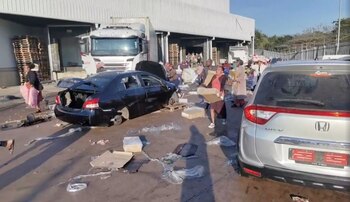 Manifestantes saquean el almacén frigorífico Ayoba en Chesterville, Durban, KwaZulu-Natal (Siphiwe Emacous Moyo Snr/vía REUTERS)