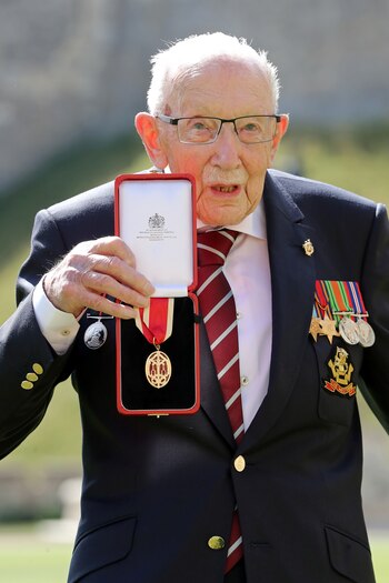 Tom convertido en oficial de la Orden del Imperio Británico