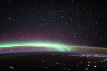 19/08/2020 Dos fenómenos atmosféricos de luz coinciden en el cielo .
Dos de los fenómenos propiosde la atmósfera superior más coloridos, la aurora y el resplandor nocturno, coinciden justo antes del amanecer en esta foto desde la Estación Espacial Internacional.
POLITICA INVESTIGACIÓN Y TECNOLOGÍA
NASA