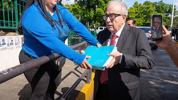 Madres buscadoras reciben a Rocha Moya con carpeta de investigación sobre desaparecidos a su regreso a Palacio de Gobierno en Sinaloa