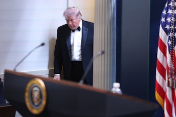 El presidente Trump confirmó la reprogramación del evento, subrayando la unidad inesperada tras el intento de ataque en defensa de la libertad de prensa (AP foto/Tom Brenner)