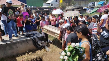 La familia pidió justicia mientras daba cristiana sepultura a la niña de nueve años. (FOTO: Diario Tiempo)