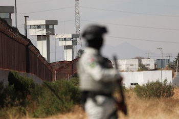 Elemento de la Guardia Nacional custodiando el exterior del penal de máxima seguridad "El Altiplano". December 17, 2024. REUTERS/Luis Cortes