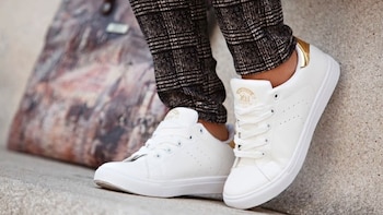 Zapatillas blancas. Foto: Captura