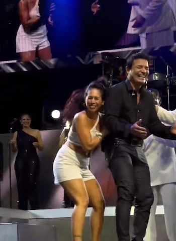 La fanática abrazando al cantante