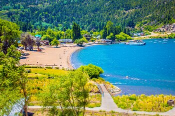 Playa y embarcaciones a orillas
