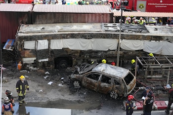 Rescatistas trabajan en la escena de un accidente de tren, cerca de la estación de Makkasan, en Bangkok, Tailandia, el 16 de mayo de 2026. (AP Foto/Sakchai Lalit)