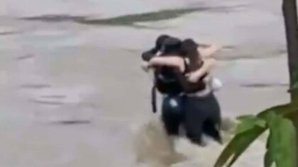 El dramático abrazo final de tres amigos antes de ser arrastrados por las inundaciones en Italia