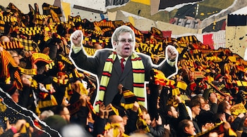 Una imagen de collage muestra a Elton John con los brazos alzados, un traje y bufanda de rayas amarillas y rojas, y una multitud con bufandas similares.