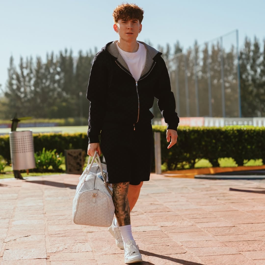 El Colo Barco, proveniente desde Francia, en el predio de la AFA