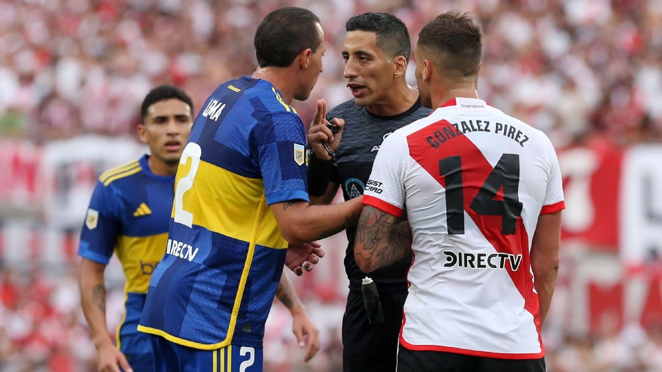 Falcón Pérez discute con Lema y González Pirez durante un Superclásico en el estadio Monumental