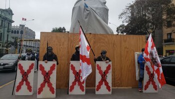 Personas con banderas de la