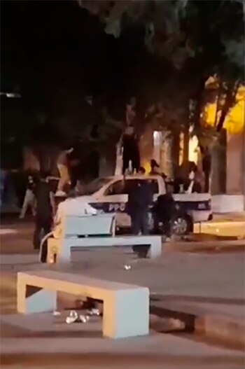 Dos saltaban encima del techo