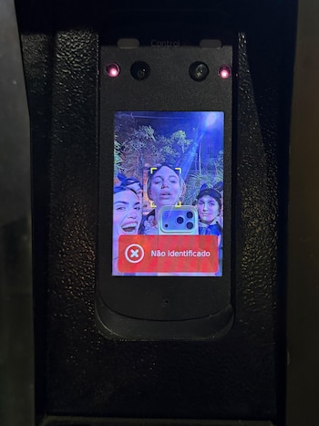 La pantalla del lector de reconocimiento facial de un local nocturno de Río de Janeiro mostró el mensaje "Não identificado" cuando Lali Espósito y sus amigas intentaron tomarse una selfie frente al dispositivo