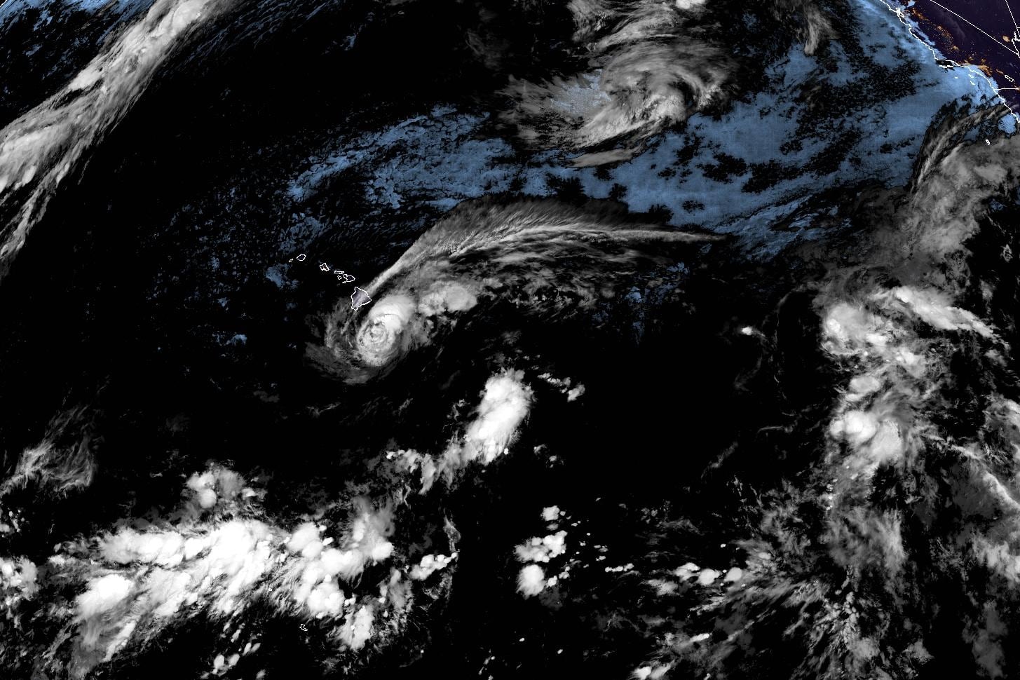 Lala sube a huracán y pone a Hawái en alerta por lluvias, oleaje e inundaciones