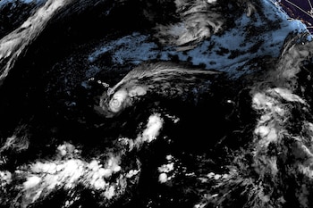 Foto satelital entregada por la agencia oceanográfica estadounidense NOAA que muestra a la tormenta tropical Lala cerca de Hawai el 15 de agosto del 2026. (NOAA via AP)
