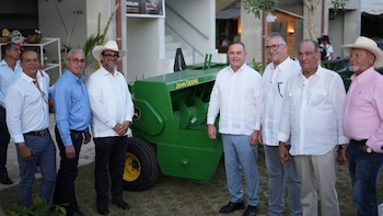 El Ministerio de Agricultura la cedió a la Asociación de Ganaderos de Nisibón durante la XXXV Feria Agropecuaria de la Región Este, en Higüey (Foto cortesía Ministerio de Agricultura)