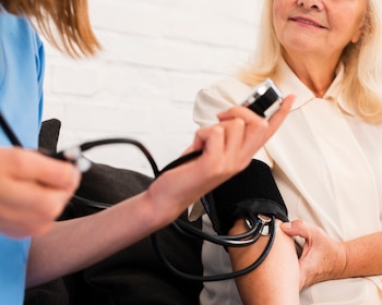 Es imprescindible conocer cómo medir la tensión arterial para que los resultados sean fiables (Magnific)