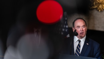 El secretario de la Marina de EE. UU. es despedido en medio de luchas internas en el Pentágono