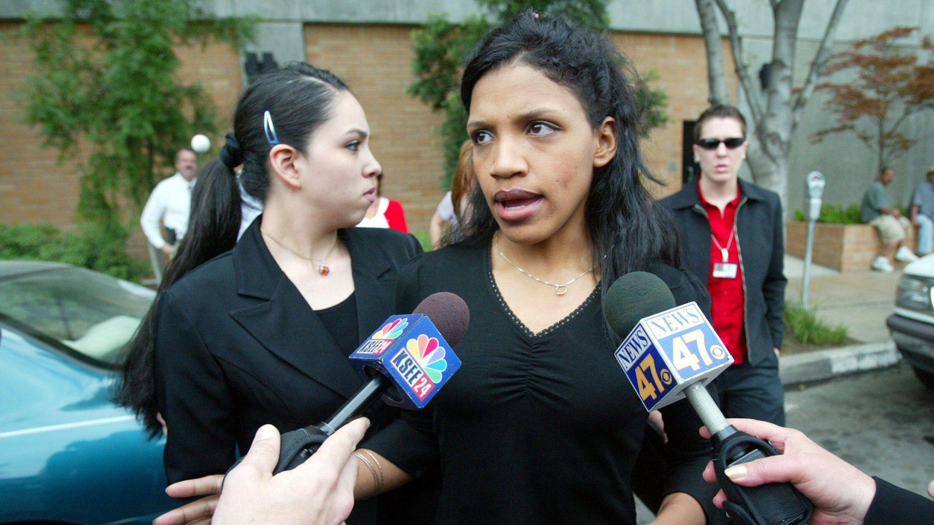 Kiani V. Wesson habla con los medios de comunicación frente al Tribunal Superior de Fresno después de que su padre, Marcus Wesson, fuera formalmente acusado del asesinato de nueve miembros de su familia ante dicho tribunal (The Fresno Bee/ZUMAPRESS.com)