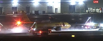 Los videos del aterrizaje mostraron humo blanco, chispas y llamas en el tren de aterrizaje principal izquierdo del Boeing 737-800 (Captura video @AirNavRadar)
