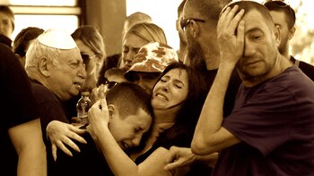 Amigos y familiares lloran a