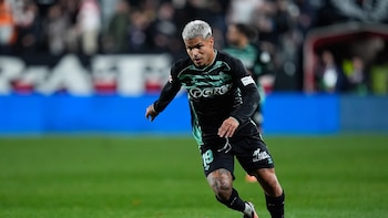 'Cucho' Hernández y Junior Firpo,